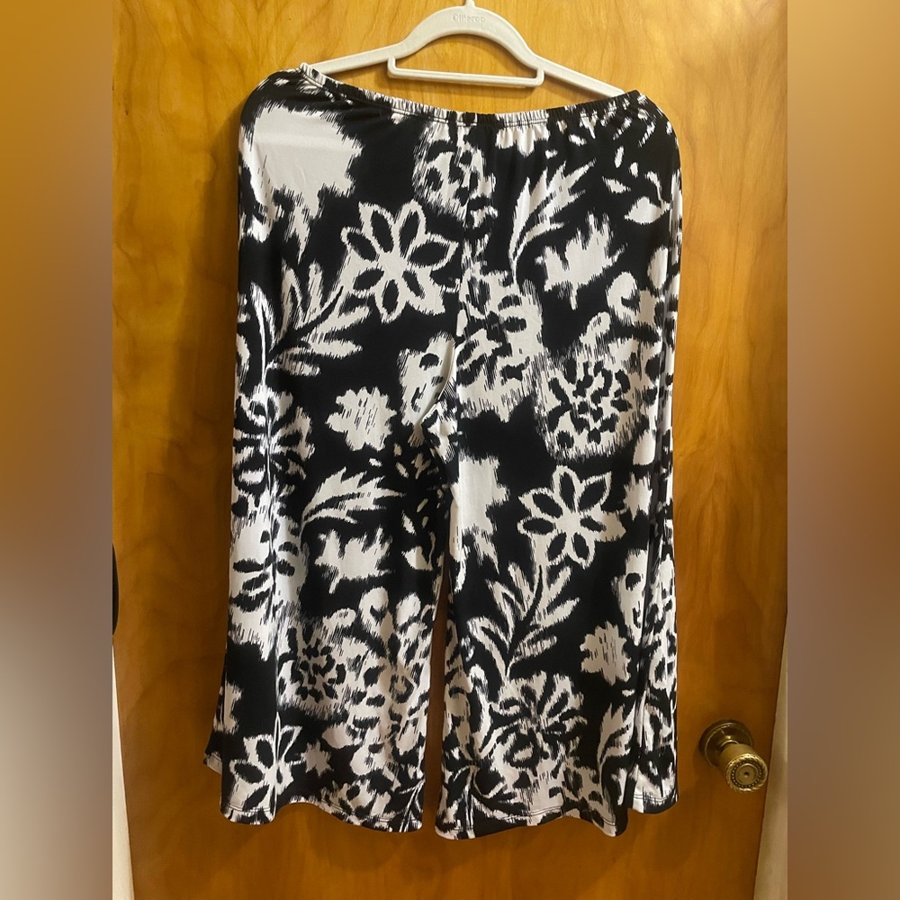 Floral Black and White Crop Culottes - Picture 2 of 4